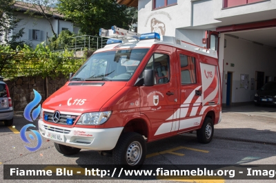 Mercedes-Benz Sprinter II serie 4x4
Vigili del Fuoco
Distretto di Bolzano
Corpo Volontario di S. Antonio Pozzo - St. Anton Pfuss
allestimento Kofler Fahrzeugbau
VF 165 BZ
Parole chiave: Mercedes-Benz Sprinter_IIserie_4x4 VF165BZ