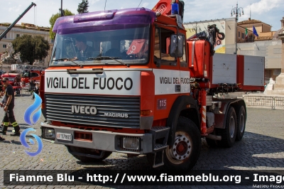 Iveco 330-36
Vigili del Fuoco
Comando Provinciale di Perugia
Trattore con Gru Fassi F240
e semirimorchio Cardi
VF 17803
Parole chiave: Iveco 330-36 VF17803