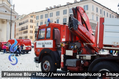 Iveco 330-36
Vigili del Fuoco
Comando Provinciale di Perugia
Trattore con Gru Fassi F240
e semirimorchio Cardi
VF 17803
Parole chiave: Iveco 330-36 VF17803