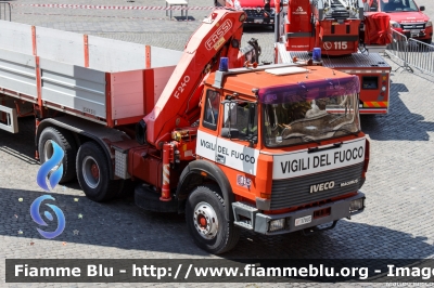 Iveco 330-36
Vigili del Fuoco
Comando Provinciale di Perugia
Trattore con Gru Fassi F240
e semirimorchio Cardi
VF 17803
Parole chiave: Iveco 330-36 VF17803