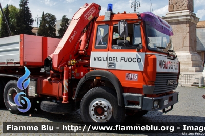 Iveco 330-36
Vigili del Fuoco
Comando Provinciale di Perugia
Trattore con Gru Fassi F240
e semirimorchio Cardi
VF 17803
Parole chiave: Iveco 330-36 VF17803