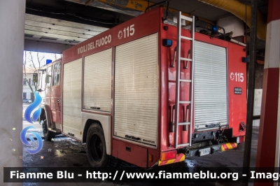 Iveco EuroFire 150E27 I serie
Vigili del Fuoco
Comando Provinciale di Rieti
AutoPompaSerbatoio allestimento Iveco-Magirus
VF 18694

Santa Barbara 2017
Parole chiave: Iveco EuroFire_150E27_Iserie VF18694 santa_barbara_2017