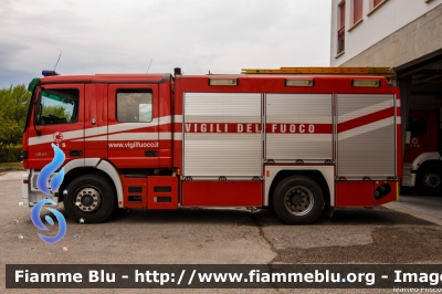 Mercedes-Benz Actros 1841 II serie
Vigili del Fuoco
Comando Provinciale di Belluno
Distaccamento Permanente di Feltre (BL)
AutoPompaSerbatoio allestimento Bai
VF 22605
Parole chiave: Mercedes-Benz Actros_1841_IIserie VF22605