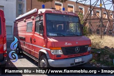 Mercedes-Benz Vario 614D
Vigili del Fuoco
Comando Provinciale di Roma
Scuole Centrali Antincendio di Capannelle
AutoFurgone/Unità di Crisi Locale
VF 22657
Parole chiave: Mercedes-Benz Vario_614D VF22657