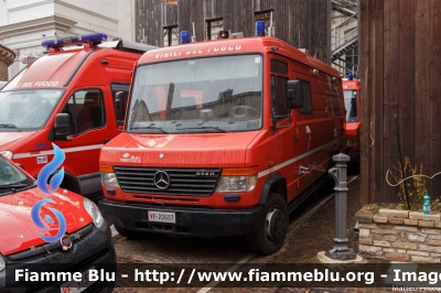 Mercedes-Benz Vario 614D
Vigili del Fuoco
Comando Provinciale di Roma
AutoFurgone/Unità di Crisi Locale allestimento Bai
VF 22657
Parole chiave: Mercedes-Benz Vario_614D VF22657