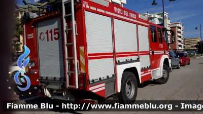 Iveco EuroFire 140E30 4x4 II serie
Vigili del Fuoco
Comando Provinciale di Teramo
Distaccamento misto di Nereto (TE)
AutoPompaSerbatoio allestimento Iveco-Magirus
VF 25341
Parole chiave: Iveco EuroFire_140E30_4x4_IIserie VF25341