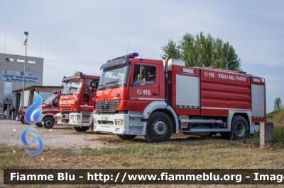 Mercedes-Benz Atego 1828 I serie
Vigili del Fuoco
Comando Provinciale di Ferrara
Distaccamento Volontario di Bondeno (FE)
AutoBottePompa allestimento Bai ricondizionata Carrozzeria Fortini
VF 26574
Parole chiave: Mercedes-Benz Atego_1828_I_serie VF26574