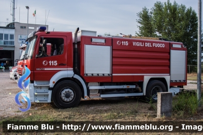 Mercedes-Benz Atego 1828 I serie
Vigili del Fuoco
Comando Provinciale di Ferrara
Distaccamento Volontario di Bondeno (FE)
AutoBottePompa allestimento Bai ricondizionata Carrozzeria Fortini
VF 26574
Parole chiave: Mercedes-Benz Atego_1828_I_serie VF26574