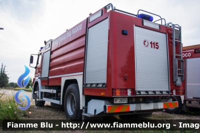 Mercedes-Benz Atego 1828 I serie
Vigili del Fuoco
Comando Provinciale di Ferrara
Distaccamento Volontario di Bondeno (FE)
AutoBottePompa allestimento Bai ricondizionata Carrozzeria Fortini
VF 26574
Parole chiave: Mercedes-Benz Atego_1828_I_serie VF26574