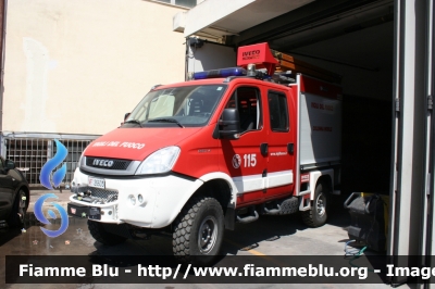 Iveco Daily 55S17 4x4 IV serie restyle
Vigili del Fuoco
Comando Provinciale di Roma
Distaccamento Cittadino Tuscolano II
Colonna Mobile Regionale
Polisoccorso allestimento Iveco-Magirus
VF 26603
Parole chiave: Iveco Daily_55S17_4x4_IV_serie_restyle VF26603