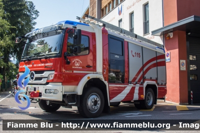 Mercedes-Benz Atego 1329 4x4 III serie
Vigili del Fuoco
Unione Distrettuale Bolzano
Bezirksverband Bozen
Corpo Volontario di S. Giacomo Agruzzo
Freiwillige Feuerwehr St. Jakob Grutzen
Allestimento Rosenbauer
VF 26H BZ
Parole chiave: Mercedes-Benz Atego_1329_4x4_IIIserie VF26HBZ