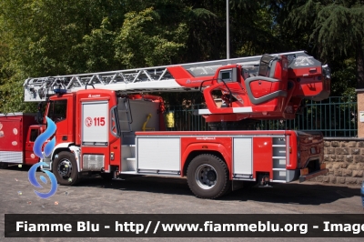 Iveco EuroCargo 180E32 III serie
Vigili del Fuoco
Comando Provinciale di Roma
AutoScala M39L da 39 metri allestimento Magirus
VF 27497
Parole chiave: Iveco EuroCargo_180E32_IIIserie VF27497