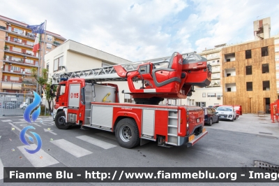 Iveco EuroCargo 180E32 III serie
Vigili del Fuoco
Comando Provinciale di Roma
Distaccamento Cittadino Tuscolano II
AutoScala M32L da 32 metri allestimento Magirus
VF 27497
Parole chiave: Iveco EuroCargo_180E32_IIIserie VF27497