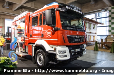 Man TGM 13.290 4x4 III serie
Vigili del Fuoco
Unione Distrettuale Merano - Bezirksverband Meran
Corpo Volontario di Moso in Passiria (BZ)
Freiwillige Feuerwehr Moos in Passeier
Allestimento Kofler
Esposto al Civil Protect 2018
VF 27G BZ
Parole chiave: Man TGM_13.290_4x4_IIIserie VF27GBZ Civil_Protect_2018