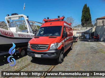 Mercedes-Benz Sprinter 4x4 III serie restyle
Vigili del Fuoco
Comando Provinciale di Roma
Nucleo Soccorso Subacqueo Acquatico
Nucleo Sommozzatori
Allestimento Tekne
"Sierra 2"
VF 29596
Parole chiave: Mercedes-Benz Sprinter_4x4_IIIserie_restyle VF29596