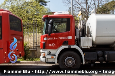 Scania 124L420
Vigili del Fuoco
Comando Provinciale di Roma
Autocisterna trasporto carburante
VF 29934
Parole chiave: Scania 124L420 VF29934