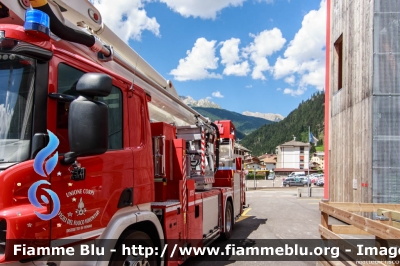 Scania P320 II serie
Vigili del Fuoco
Unione Distrettuale di Fiemme (TN)
ospitato dal Corpo Volontario di Predazzo (TN)
Allestimento Rosenbauer
VF 2L3 TN
Parole chiave: Scania P320_IIserie VF2L3TN