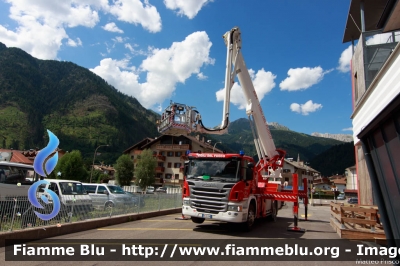 Scania P320 II serie
Vigili del Fuoco
Unione Distrettuale di Fiemme (TN)
ospitato dal Corpo Volontario di Predazzo (TN)
Allestimento Rosenbauer
VF 2L3 TN
Parole chiave: Scania P320_IIserie VF2L3TN