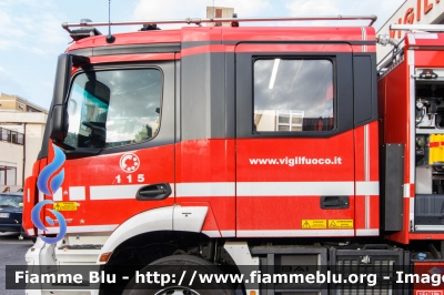 Mercedes-Benz Arocs 1832
Vigili del Fuoco
Comando Provinciale di Roma
Distaccamento Cittadino Tuscolano II
bimodale (strada-rotaia)
allestimento BAI
VF 30038
Parole chiave: Mercedes-Benz Arocs_1832 VF30038