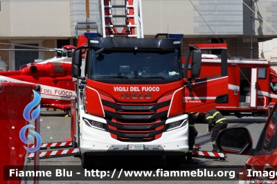 Iveco S-Way AT260S42
Vigili del Fuoco
AutoScala articolata M42L-AS da 42 metri
Allestimento Magirus
Comando Provinciale di Roma
VF 32921
Parole chiave: Iveco S-Way_AT260S42 VF32921