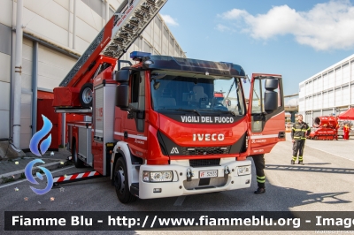 Iveco EuroCargo 160E32 IV serie
Vigili del Fuoco
Comando Provinciale di Roma
AutoScala articolata M32L-AS da 32 metri
Allestimento Magirus
VF 32935
Parole chiave: Iveco EuroCargo_160E32_IVserie VF32935