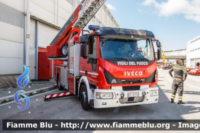 Iveco EuroCargo 160E32 IV serie
Vigili del Fuoco
Comando Provinciale di Roma
AutoScala articolata M32L-AS da 32 metri
Allestimento Magirus
VF 32935
Parole chiave: Iveco EuroCargo_160E32_IVserie VF32935