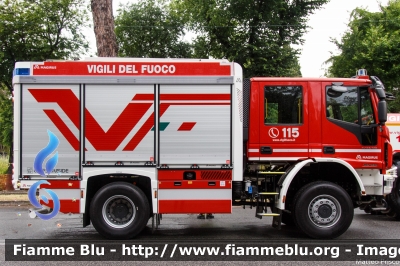 Iveco EuroCargo 150-320 4x4 IV serie
Vigili del Fuoco
Allestimento Magirus
VF 33600
Parole chiave: Iveco EuroCargo_150-320_4x4_IVserie VF33600