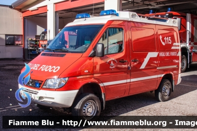 Mercedes-Benz Sprinter 4x4 II serie
Vigili del Fuoco
Unione distrettuale di Cles
Corpo Volontario di Taio (TN)
Polisoccorso allestimento Kofler Fahrzeugbau
VF 3A0 TN
Parole chiave: Mercedes-Benz Sprinter_4x4_II_serie VF3A0TN