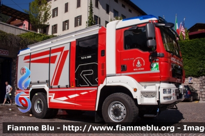 Man TGM 18.340 4x4 II serie
Vigili del Fuoco
Unione distrettuale di Mezzolombardo
Corpo Volontario di Molveno (TN)
Allestimento Brandus Rosenbauer
VF 5D0 TN
Parole chiave: Man TGM_18.340_4x4_II_serie VF5D0TN