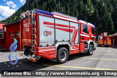 Scania P410 4x4 II serie
Vigili del Fuoco
Unione Distrettuale di Fiemme
Corpo Volontario di Predazzo (TN)
Allestimento Rosenbauer-Brandus
VF 5D6 TN
Parole chiave: Scania P410_4x4_IIserie VF5D6TN