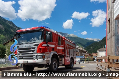 Scania P410 4x4 II serie
Vigili del Fuoco
Unione Distrettuale di Fiemme
Corpo Volontario di Predazzo (TN)
Allestimento Rosenbauer-Brandus
VF 5D6 TN
Parole chiave: Scania P410_4x4_IIserie VF5D6TN