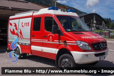 Mercedes-Benz Sprinter III serie
Vigili del Fuoco
Distretto della Val Di Sole
Corpo Volontario di Mezzana (TN)
Allestito Rosenbauer
VF 6K0 TN
Parole chiave: Mercedes-Benz Sprinter_IIIserie VF6K0TN