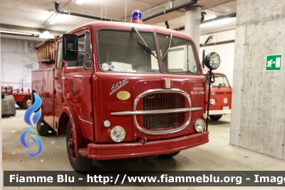 Fiat 662n1
Vigili del Fuoco
Distretto di Trento
Corpo Volontario di Cembra (TN)
mezzo appartenuto in precedenza al 
Corpo Volontario di Faver (TN)
VF 8F1 TN
* Mezzo Storico *
Parole chiave: Fiat 662n1 VF8F1TN