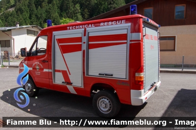 Mercedes Benz Sprinter 4x4 I serie
Vigili del Fuoco
Unione Distrettuale di Fiemme
Corpo Volontario di Predazzo (TN)
allestimento Bai-Tecnica
VF F77 TN
Parole chiave: Mercedes_Benz Sprinter_4x4_Iserie VFF77TN