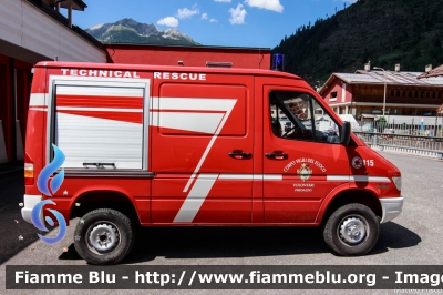 Mercedes Benz Sprinter 4x4 I serie
Vigili del Fuoco
Unione Distrettuale di Fiemme
Corpo Volontario di Predazzo (TN)
allestimento Bai-Tecnica
VF F77 TN
Parole chiave: Mercedes_Benz Sprinter_4x4_Iserie VFF77TN