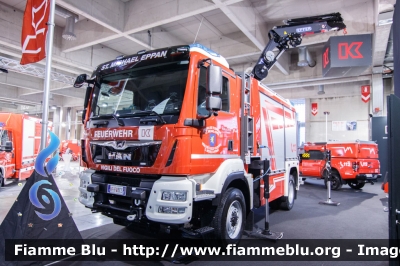 Man TGM 13.290 4x4 III serie
Vigili del Fuoco
Unione Distrettuale Bolzano - Bezirksverband Bozen
Corpo Volontario di San Michele Appiano
- Freiwillige Feuerwehr Saint Michael Eppan (BZ)
Allestimento Kofler con gru Effer
VF FW 3CS
Parole chiave: Man TGM_13.290_4x4_IIIserie VFFW3CZ Civil_Protect-2018