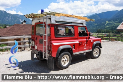 Land Rover Defender 90
Vigili del Fuoco
Distretto di Fiemme
Corpo Volontario di Carano (TN)
VF G48 TN
Parole chiave: Land_Rover Defender_90 VFG48TN