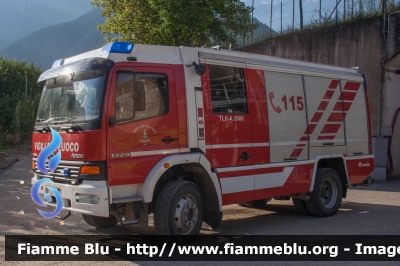 Mercedes-Benz Atego 1328 4x4 I serie
Vigili del Fuoco
Unione distrettuale di Cles
Corpo Volontario di Livo (TN)
allestimento Rosenbauer
VF G83 TN
Parole chiave: Mercedes-Benz Atego_1328_4x4_Iserie VFG83TN