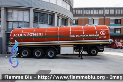 Acqua Potabile
Vigili del Fuoco
Corpo Permanente di Bolzano
Berufsfeuerwehr Bozen
R52
VF R052 BZ
Parole chiave: VFR052BZ