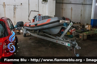 Gommone
Vigili del Fuoco
Distretto della Vallagarina
Corpo Volontario di Isera (TN)
VFr 9N6 TN
Parole chiave: Gommone VFr9N6TN