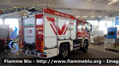 Iveco EuroCargo 120E25 IV serie - NewCity 2020
Vigili del Fuoco
AutoPompaSerbatoio allestimento Magirus
Mezzo celebrativo 80° anno di fondazione del Corpo Nazionale
In esposizione al Reas 2019
Parole chiave: Iveco EuroCargo_120E25_IVserie_NewCity_2020 Reas_2019