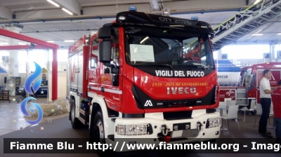 Iveco EuroCargo 120E25 IV serie - NewCity 2020
Vigili del Fuoco
AutoPompaSerbatoio allestimento Magirus
Mezzo celebrativo 80° anno di fondazione del Corpo Nazionale
In esposizione al Reas 2019
Parole chiave: Iveco EuroCargo_120E25_IVserie_NewCity_2020 Reas_2019