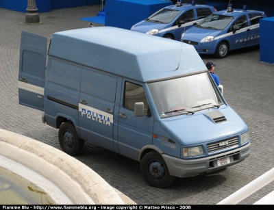 Iveco Daily II serie 
Polizia di Stato
passo corto scritta solo lato dx
Parole chiave: iveco daily_IIserie B2516 festa_della_polizia_2008