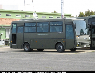 Iveco 315S
Aeronautica Militare
AM 5886
Scuola Specialisti AM
Parole chiave: iveco 315S AM_5886