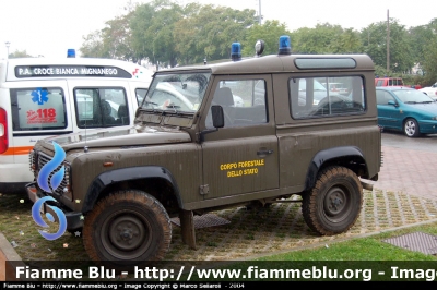 Land Rover Defender 90
Corpo forestale dello Stato
Parole chiave: Land_Rover Defender_90