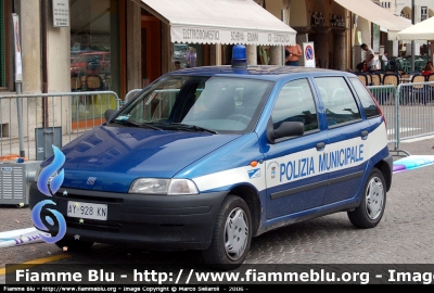 Fiat Punto I serie
Polizia Municipale Agordo BL
Parole chiave: Veneto (BL) Polizia_Locale Fiat_Punto_Iserie