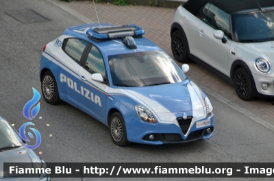 Alfa Romeo Nuova Giulietta restyle
Polizia di Stato
Squadra Volante
Allestimento NCT Nuova Carrozzeria Torinese
Decorazione Grafica Artlantis
POLIZIA M4090
Parole chiave: Alfa Romeo Nuova_Giulietta POLIZIAM4090