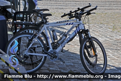 Biciclette
Koninkrijk België - Royaume de Belgique - Königreich Belgien - Belgio
Police Locale La Louviere
Incoronazione del nuovo Re Philippe 21/07/2013
