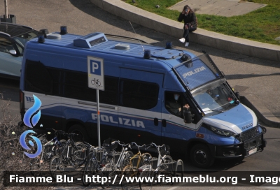 Iveco Daily VI serie restyle
Polizia di Stato
Reparto Mobile
III Reparto Mobile Milano
Allestimento Sperotto
POLIZIA M5854
Parole chiave: Iveco Daily_VIserie_restyle POLIZIA M5854