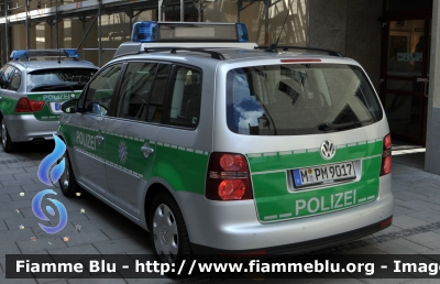 Volkswagen Touran II serie 
Bundesrepublik Deutschland - Germania
Landespolizei 
Bayern - München 
Polizia territoriale della Baviera
- Monaco -

Parole chiave: Volkswagen Touran_IIserie